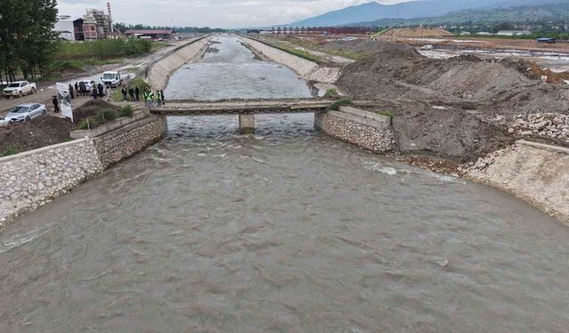 Tokat'ta taşkın riskine karşı bir köprü daha yıkılıyor