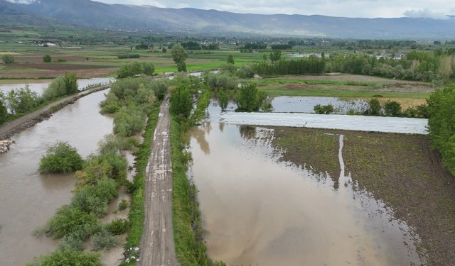 Tokat'ta yollar çöktü, sular altında kalan tarım arazileri dron ile görüntülendi
