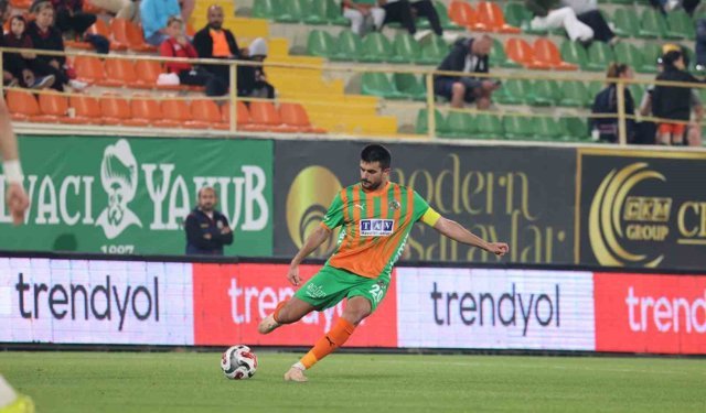 Trendyol Süper Lig: Corendon Alanyaspor: 2 - Kayserispor: 1 (İlk yarı)