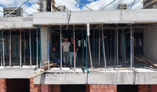 Tunceli'de 19 Mayıs töreni renkli anlara sahne oldu: İnşaatta halay çektiler