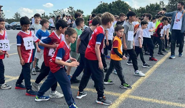 Ümraniye'de genç sporcular kros parkurunda yarıştı