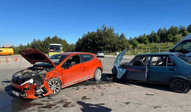 Uşak'ta otomobiller çarpıştı: 5 yaralı