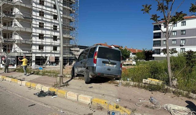 Uşak'ta park halindeki araca çarpan otomobil kazaya neden oldu: 4 yaralı