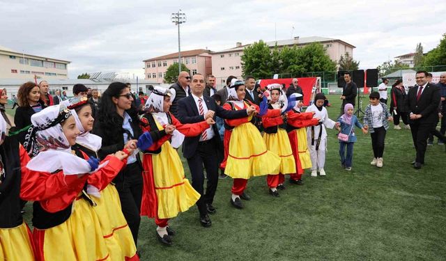 Vali Taşolar Kafkas oynadı, halay çekti
