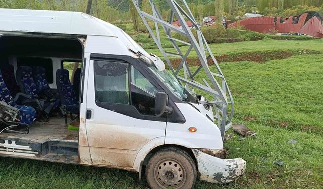 Yolcu minibüsü direğe çarptı: 11 yaralı