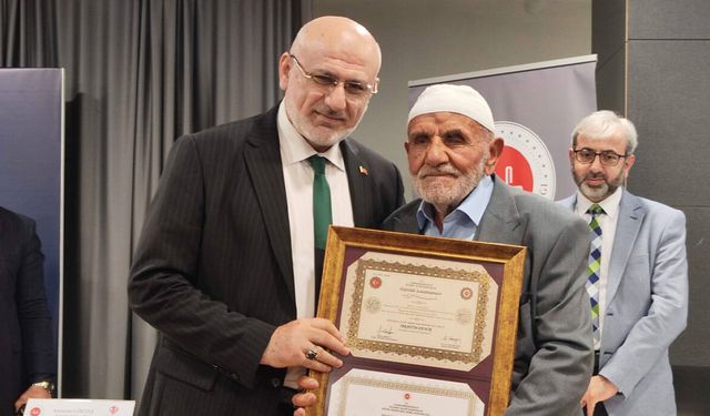 Ömrünü Kur’an’a Adadı: 87 Yaşında Hafız Oldu