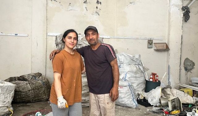 Sokaklarda kağıt toplayarak okuttuğu kızı, üniversiteyi birincilikle bitirdi