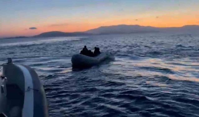 Adalar Denizi'nde sürüklenen 32 göçmen kurtarıldı, kaçmaya çalışan 14 göçmen yakalandı