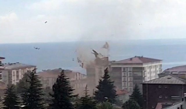 Ahlat'ta hortum çatıları uçurdu