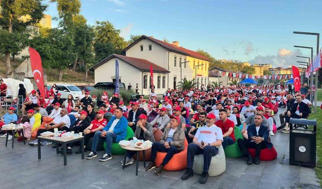 Arnavutköy'de binlerce kişi milli maç heyecanını dev ekranlarda yaşadı