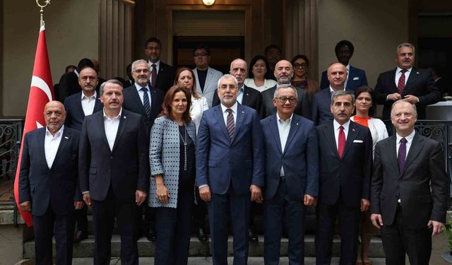 Bakan Işıkhan, işçi ve işveren temsilcileriyle Cenevre'de bir araya geldi