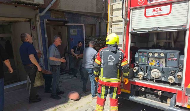 Bandırma'da davlumbazdan çıkan yangın mahalleyi ayağa kaldırdı