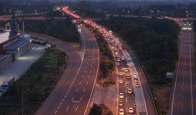 Bayram bitti trafik bitmedi: Düzce geçişinde kilometrelerce kuyruk