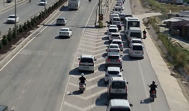 Bekleyen onlarca sürücüyü hiçe sayarak 'kaynak' yapan sürücüler dron kamerasıyla tespit edildi
