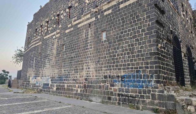 Binlerce yıllık kale duvarlarını spreyle boyadılar