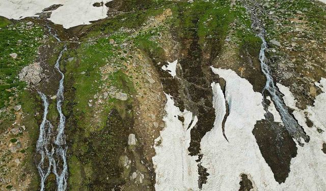 Bitlis'in kar suları Van Gölü'ne güç katıyor
