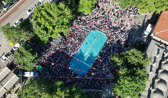 Bursa'da meydanlara kurulan dev ekranlarda Dünya Kupası heyecanı yaşandı