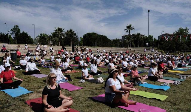 Büyükçekmece'de Dünya Yoga Günü'ne özel yüzlerce kadın yoga yaptı