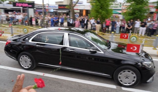Cumhurbaşkanı Erdoğan Edirne'de karanfillerle karşılandı