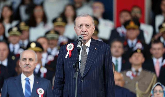 Cumhurbaşkanı Erdoğan: 'Zor, hassas ve mesuliyeti fevkalade yüksek bir görevi icra eden emniyet teşkilatımızın talep ve beklentilerini asla göz ardı etmiyoruz'