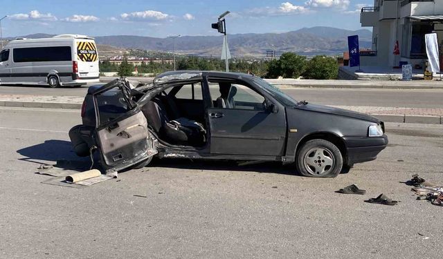 Elazığ'da otomobil, aydınlatma direğine çarptı: 1'i ağır 3 yaralı