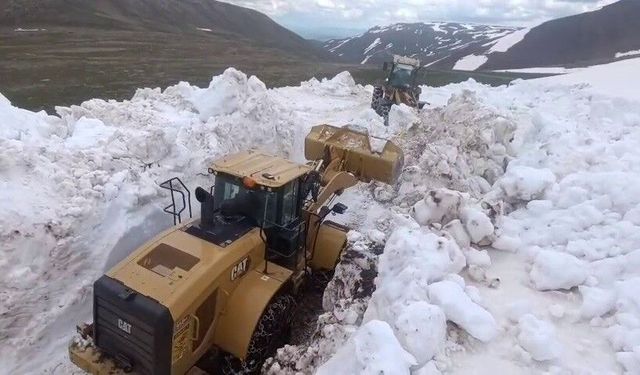 Erzurum'da Haziran ayında karla mücadele çalışması