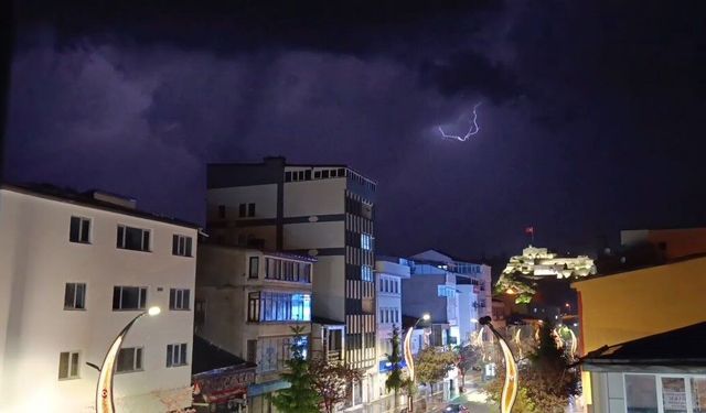 Geceyi gündüze çeviren şimşekler: Kars semalarında nefes kesen ışık gösterisi