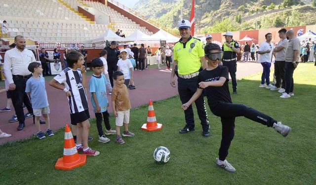 Gümüşhane'de çocuklar spor şenliğinde eğlenceli vakit geçirdi