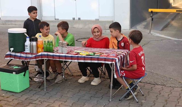 Harçlıklarını yolun kenarında kurdukları tezgahta alın teriyle kazandılar