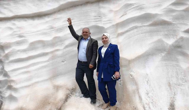 Haziran ayında 4 metreyi aşan karı görmek için Mereto Dağına tırmanıyorlar