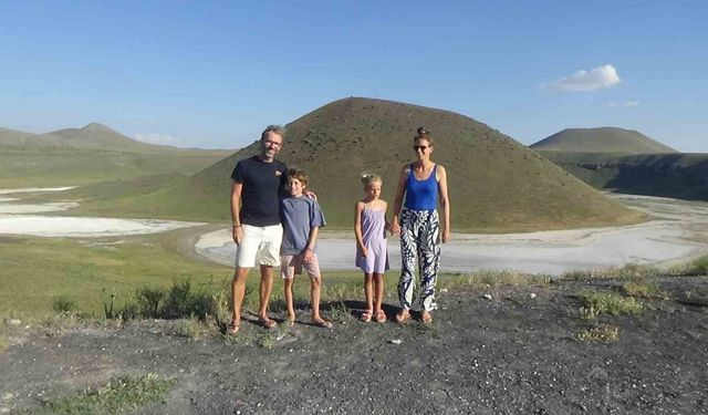 Hollandalı aile Meke Gölü ve Acıgöl'e hayran kaldı