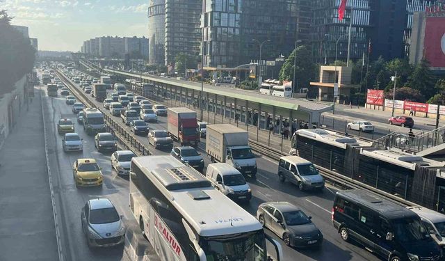 İstanbul'da bayram tatili sonrası sabah saatlerinde trafik yoğunluğu oluştu