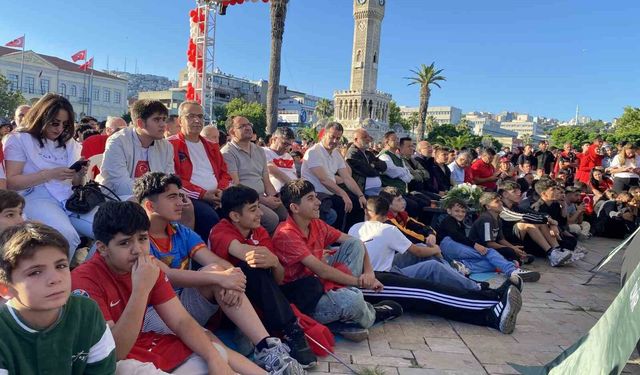 İzmir'de milli heyecan meydanlara taştı: Dev ekranda Dünya Kupası coşkusu
