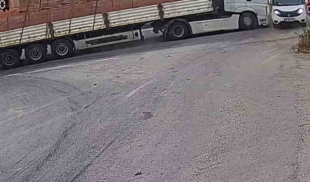 Kameralara yansıyan kaza ucuz atlatıldı: Tır, yola kayan kamyonete çarptı