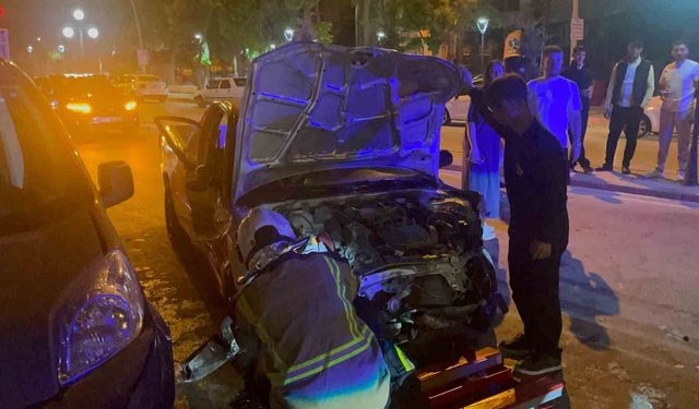 Karaman'da karşı şeride geçen pikap park halindeki 3 araca çarptı: 1 yaralı