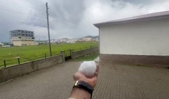 Karayazı'da ceviz büyüklüğündeki dolu şaşırttı