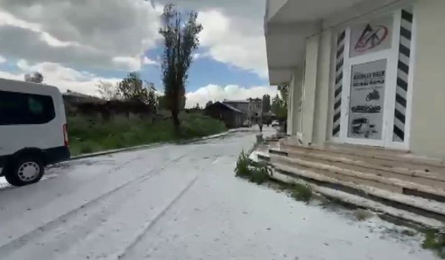 Kars'a dolu yağdı: Vatandaşlar kar temizler gibi kürek salladı
