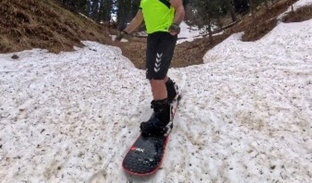 Kars'ta haziranda snowboard