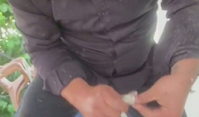 Klima ünitesinin boru hattında yakaladığı yılanı 'Sevgili yılan insanlardan uzak dur, yoksa ne yaparlar biliyorsun' diyerek doğaya saldı