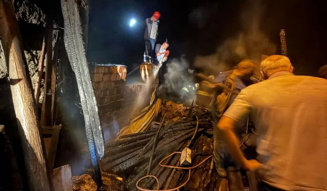 Konya'da depo olarak kullanılan alanda çıkan yangın korkuttu