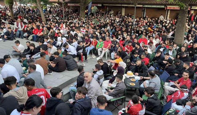 Konyalı vatandaşlar milli maç heyecanını dev ekranda yaşadı