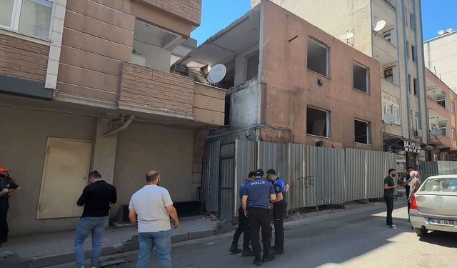 Küçükçekmece'de yıkım sırasında çöken duvarın altında kalan 3 işçi yaralandı