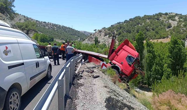 Malatya'da çekici bariyerlere çarparak askıda kaldı