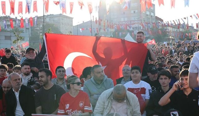 Milli maç heyecanı Bağcılar Meydanı'nda yaşandı