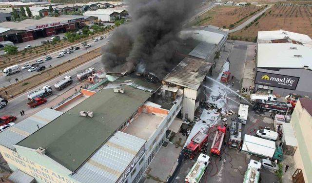 Mobilya fabrikasındaki yangın korkuttu