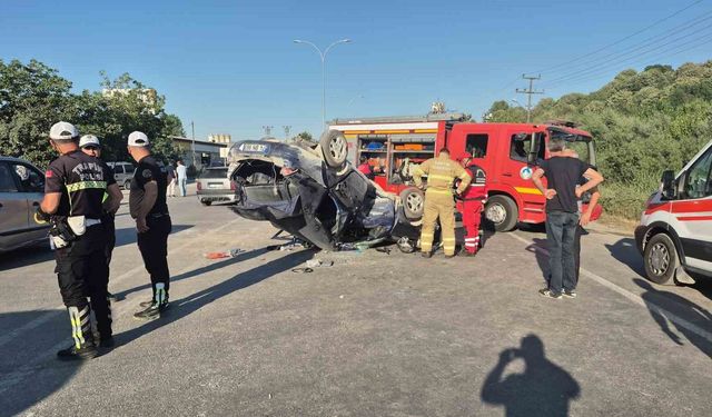 Motosikletin çarptığı otomobil devirildi: 4 yaralı