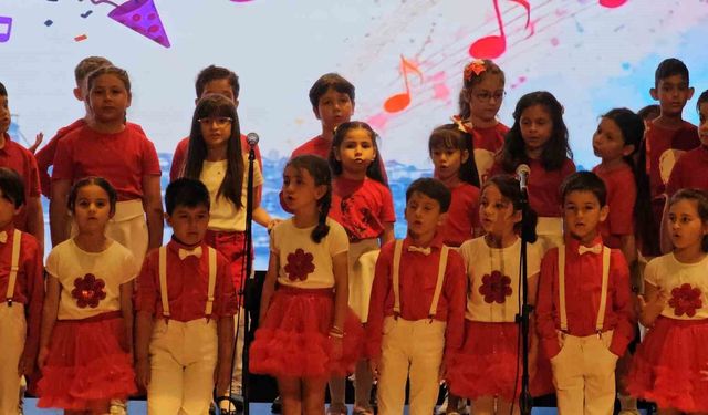 Öğrenciler sahnede devleşti, Maarif Öğrenci Korosu büyük ilgi gördü