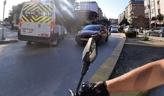 Önce motosikletlinin üzerine kırdı, sonra ters yöne girdi