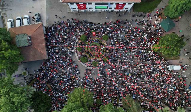 Sakaryalılar kırmızı beyazları giyip dev ekranda milli takım heyecanı yaşadı
