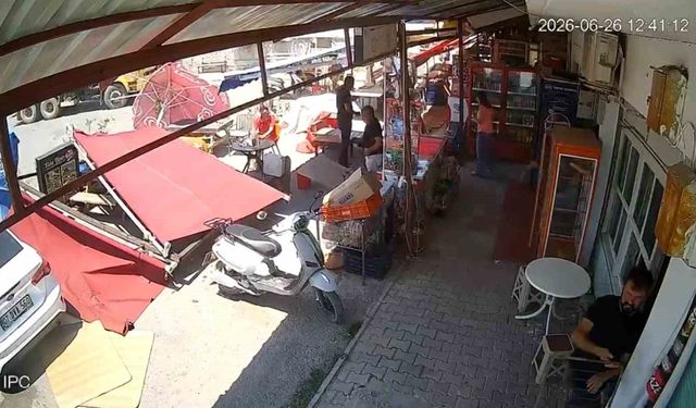 Serik'te hortum paniği: Üzerine tente devrilen vatandaşın yardımına çevredekiler yetişti